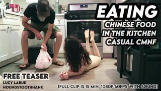 Makan Mie China di Dapur, Bugil Santai Sambil Merem Melek