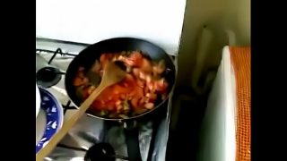 Desi bhabhi lagi masak sambil ngesot, bikin dapur makin panas.