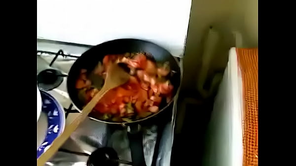 Desi bhabhi lagi masak sambil ngesot, bikin dapur makin panas.