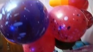 Bocah India main balon sambil ngacengin, bikin pengen colok