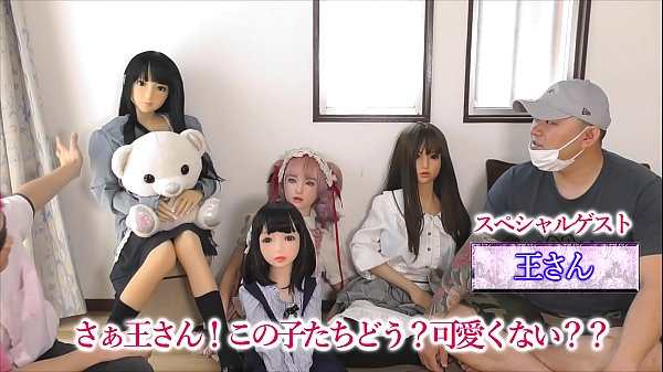 Gila lu, tiba-tiba ngasih boneka sex buatan China ke orang China, langsung pada tegang dan malu-maluin, konten jebakan batang ini bikin makin erotis.