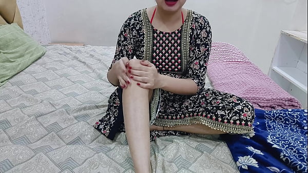 Malam itu, kakak tiriku sendirian di kamar, aku pun masuk dan mulai memijat tubuh dan memekku di depannya.