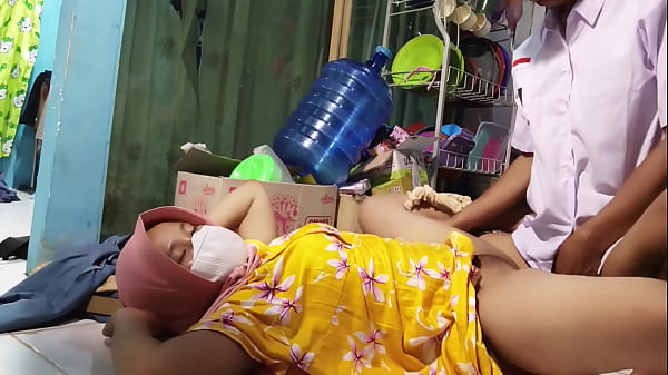 Ajak ngentot ibu tiri pas siap-siap berangkat sekolah, bikin makin panas.