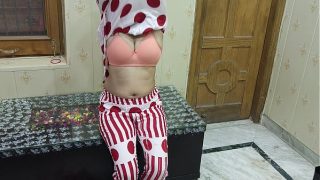 Malkin Nokar yang seksi banget ngewe sama telor plus kentut, suara Hindi-nya jelas bikin makin greget.