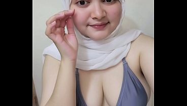 Hari-hari pertama goyang twerk pakai hijab, bikin makin panas dan bikin ngiler.
