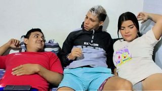 Sialan, pacar kakak tiriku langsung menusuk kontol besarnya ke dalam memeknya pas di depanku.