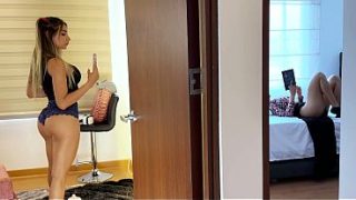 Ibu mertua seksi, dengar suara erangan dari kamar sebelah, langsung nafsu dan colmek.