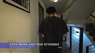 Ibu tiri lagi ngajarin muridnya, panas banget sampe bikin basah.