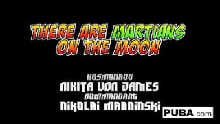Kosmonot Rusia Nikita Von James diemutin sama jenderalnya, suruh tutup mulut sambil ngilu-ngilu.