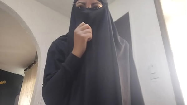 MILF Arab pake niqab sange berat, mainin memek sambil crot di depan webcam, orgasme kasar bikin basah.