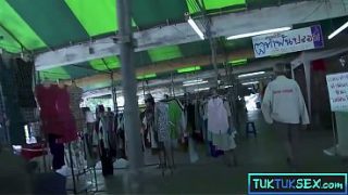 Dua bule gagah ngejemput cewek Thailand montok berlubang lidah kecil