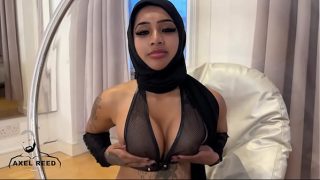Gadis Arab berhijab digebukin habis-habisan sama cowok kekar