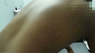 Ibu tiri Afrika Selatan yang amatir, dia minta kontol besarku masuk ke memeknya, udah lama dia merengek minta dientot pas bapak tiriku pergi kerja.