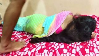 Cewek India digebuk di kamar tidur, sampe meringis keenakan.