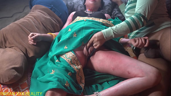 GADIS INDIA NGEBANTAI MAMA TIRI SAMA ANAK TIRI DI FILM PANAS HINDI