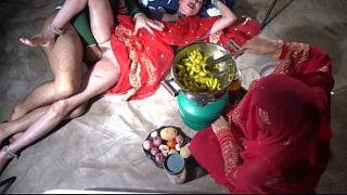 Ibu tiri India desi lagi ngentot di dapur, omongan kotor bahasa Hindi bikin makin panas.