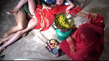 Ibu tiri India desi lagi ngentot di dapur, omongan kotor bahasa Hindi bikin makin panas.