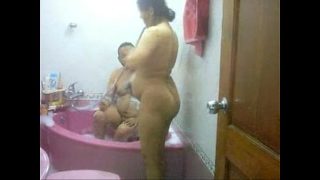 Desi tante mandi di bathtub, basah kuyup bikin liur netes
