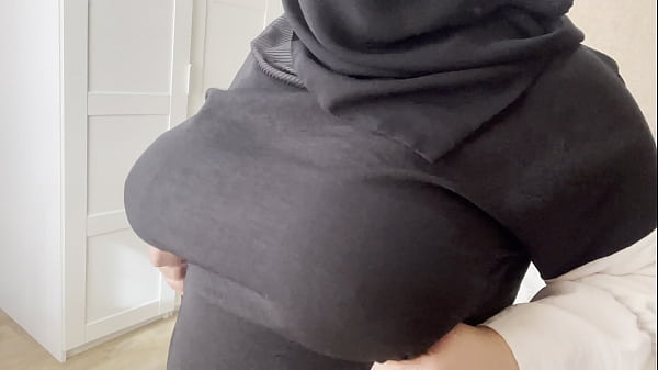 Teman Arab istrinya pamer tetek gede