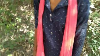 Desi cewek di luar, ngentot sama pacar, gaya doggy keras banget