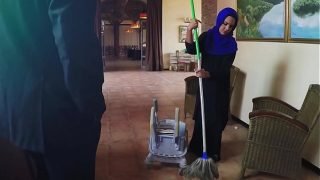 Bos Arab Kasih Duit Tambahan ke Tukang Sapu Miskin, Tapi Minta Bayarannya Pake Badan