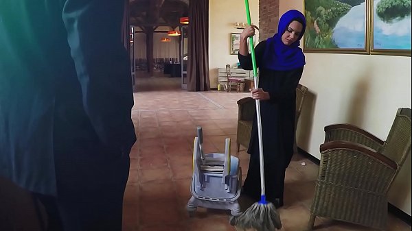 Bos Arab Kasih Duit Tambahan ke Tukang Sapu Miskin, Tapi Minta Bayarannya Pake Badan