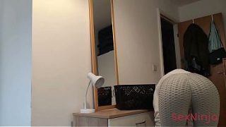 Sengaja pamer kontol tegang ke ibu tiri, biar dia lihat gede banget.