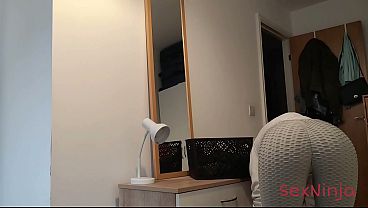 Sengaja pamer kontol tegang ke ibu tiri, biar dia lihat gede banget.