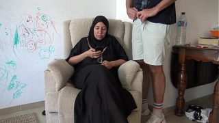 Mama Arab tua digebukin air mani tebel dari anak tiri yang horny sambil colokin kontol