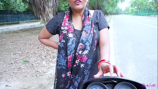 Desi bhabhi jalang di jalan, digojlok gaya anjing sama client, suara HINDI panas bikin makin nafsu.