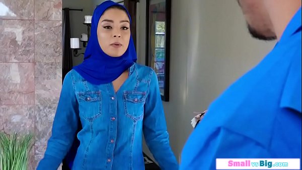 Gadis Arab muda digebrak dua pria besar sampai meraung