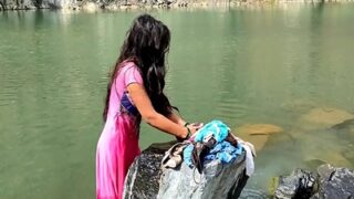 Cewek digodain di pinggir kolam, langsung dimasukin kontol ke memeknya.