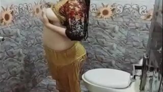 Cewek gemoy Pakistan crot sendiri di kamar mandi, basah kuyup saking nafsunya