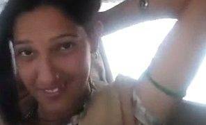 Gadis India montok nyempil di mobil, hisap tetek sambil mesum