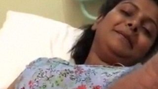 Jari-jari masuk ke dalam yoni mulus istri adik di rumah, bikin basah kuyup.