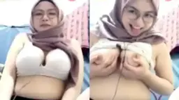 Jilbab seksi pakai kacamata, goyang toge bikin makin liar.