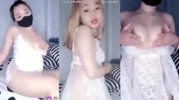 Sari buka topeng, siap digoda liarnya.