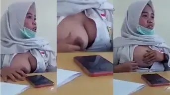 SMA Hijab Tobrut Pamer Tetek Sange di Kelas