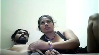 Tonton langsung pasangan Tamil muda ngewe di webcam, bikin makin panas dan liar!