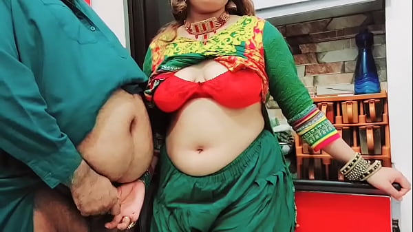 Istri India nafsu berat dikerjain temen bapak tiri, suara Hindi jelas, ngomong panas bikin makin erotis