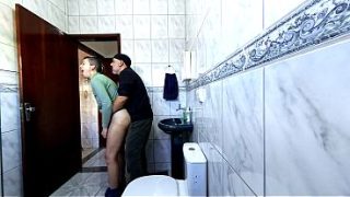 Paman tiri nge-grind kering sambil nyopotin baju, colokin anunya sampe muncrat.