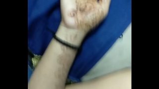 Matahari lagi panas-panasnya, bikin pikiranku makin liar, keringetan, pengen buka semua.