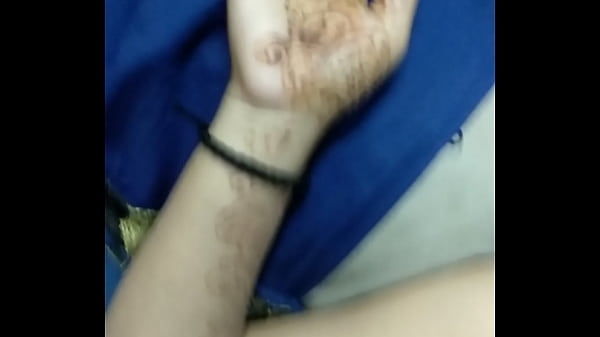 Matahari lagi panas-panasnya, bikin pikiranku makin liar, keringetan, pengen buka semua.