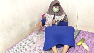 Cewek hijab Indonesia lagi mainin memek sendiri.