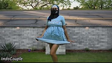 Mahasiswi Hijab jogging di tempat umum, cari duit dengan mulut basah.