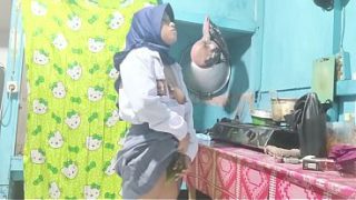 Siswi SMA lagi colmek pake timun di dapur, basah semua