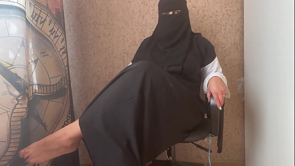 JOI panas dari tante Arab berhijab yang bikin makin tegang.