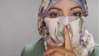 Istri Hijab Arab Masturbasi Diam-Diam Sampai Orgasme Ekstrem di Niqab, Muncrat Beneran Pas Suami Lagi Pergi