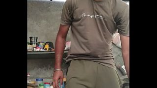 Bocah India sendirian muterin kontol kecilnya yang mungil