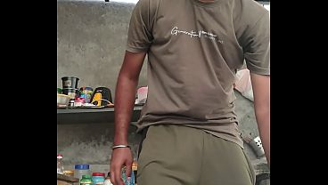 Bocah India sendirian muterin kontol kecilnya yang mungil